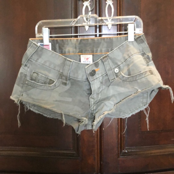 Bobby camo cutoff shorts True Religion size 24 - Picture 4 of 4